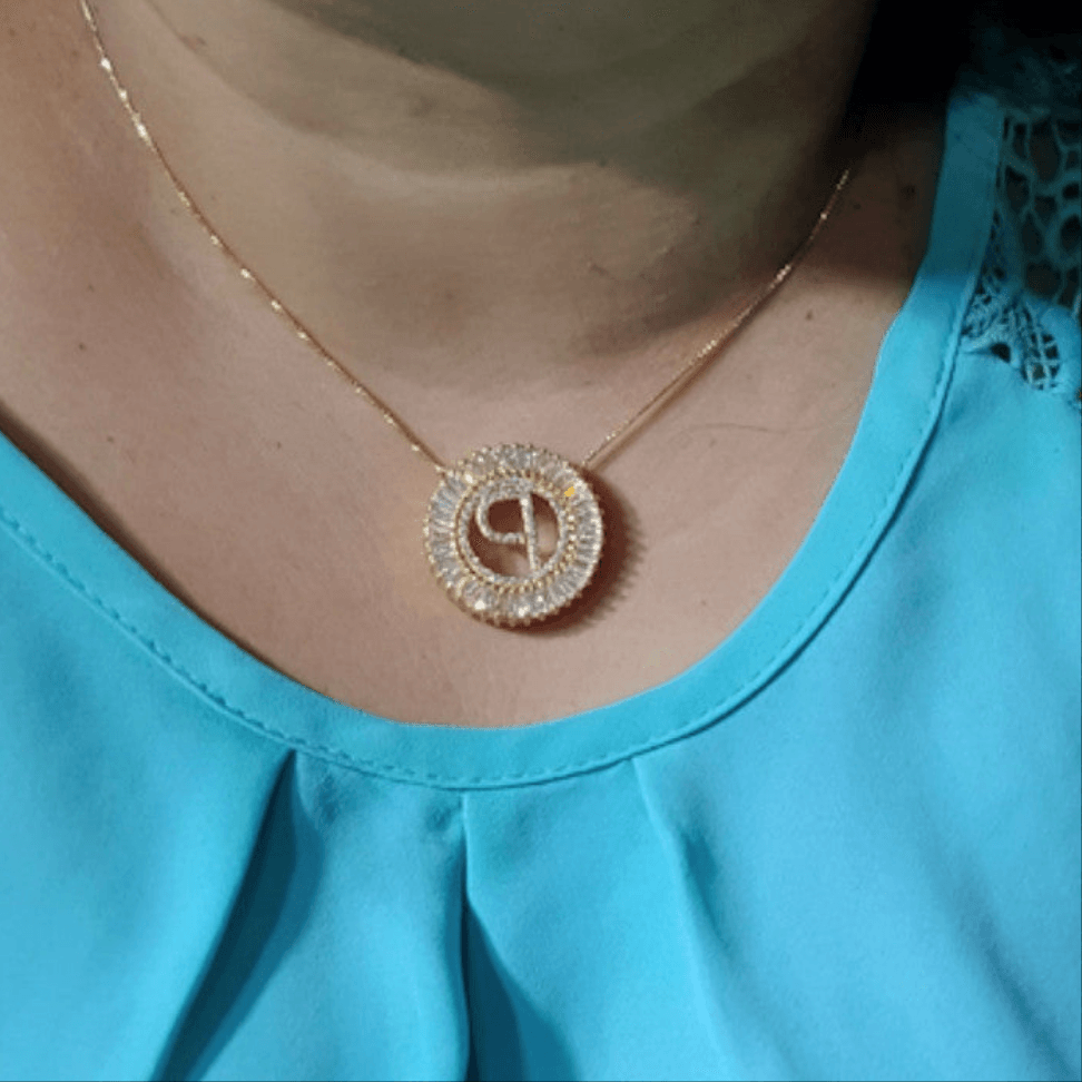 Pingente mandala de letra P folheado a ouro