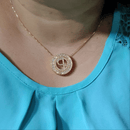Pingente mandala de letra P folheado a ouro
