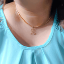 Pingente de letra R folheado a ouro 18k com corrente