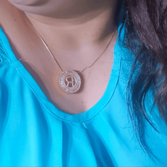 Pingente mandala de letra R folheado a ouro