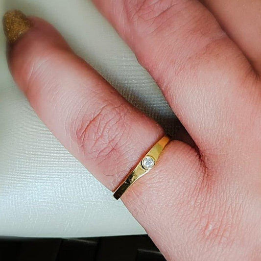 Anel Solitário Alice com zirconias brancas folheado a ouro 18k