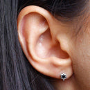 Brinco Star Two com zirconias onix folheada a rodio