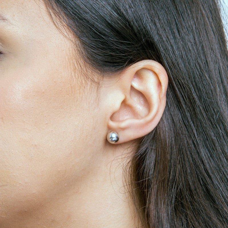 Brinco Bell bola lisa folheada a rodio