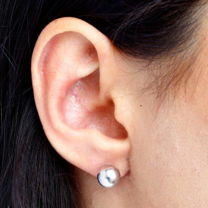 Brinco Bell bola lisa folheada a rodio