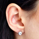 Brinco Bell bola lisa folheada a rodio