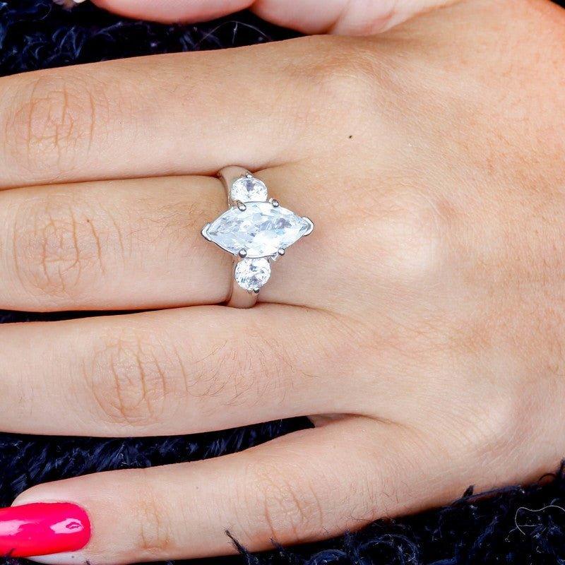 Anel Melissa com zirconias brancas folheado a rodio