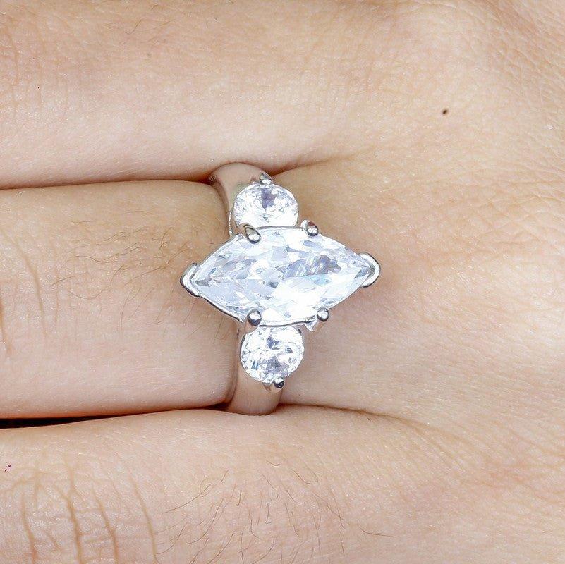 Anel Melissa com zirconias brancas folheado a rodio