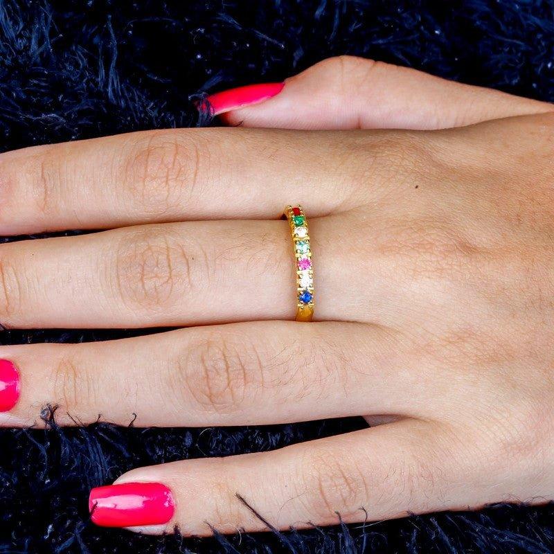 Anel Aparador de Aliança com Zircônias Coloridas e Folheado a Ouro 18K - Elegância e Brilho