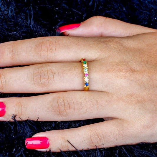 Anel Aparador de Aliança com Zircônias Coloridas e Folheado a Ouro 18K - Elegância e Brilho