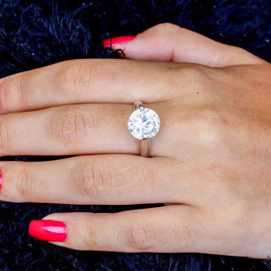 Anel Solitário Laura com zirconias brancas folheado a rodio