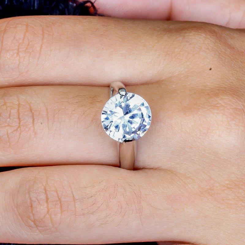 Anel Solitário Laura com zirconias brancas folheado a rodio