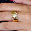 Anel Leila com zirconias brancas folheado a ouro