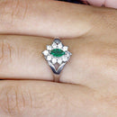 Anel Thalia zirconias brancas e esmeralda folheado a rodio