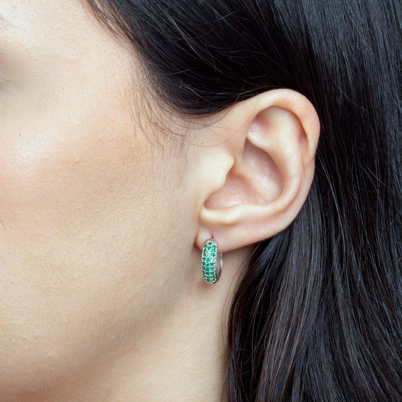 Brinco Marcia Three argola microzirconias esmeralda folheado a rodio