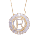 Pingente mandala de letra R folheado a ouro