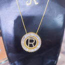 Pingente mandala de letra R folheado a ouro