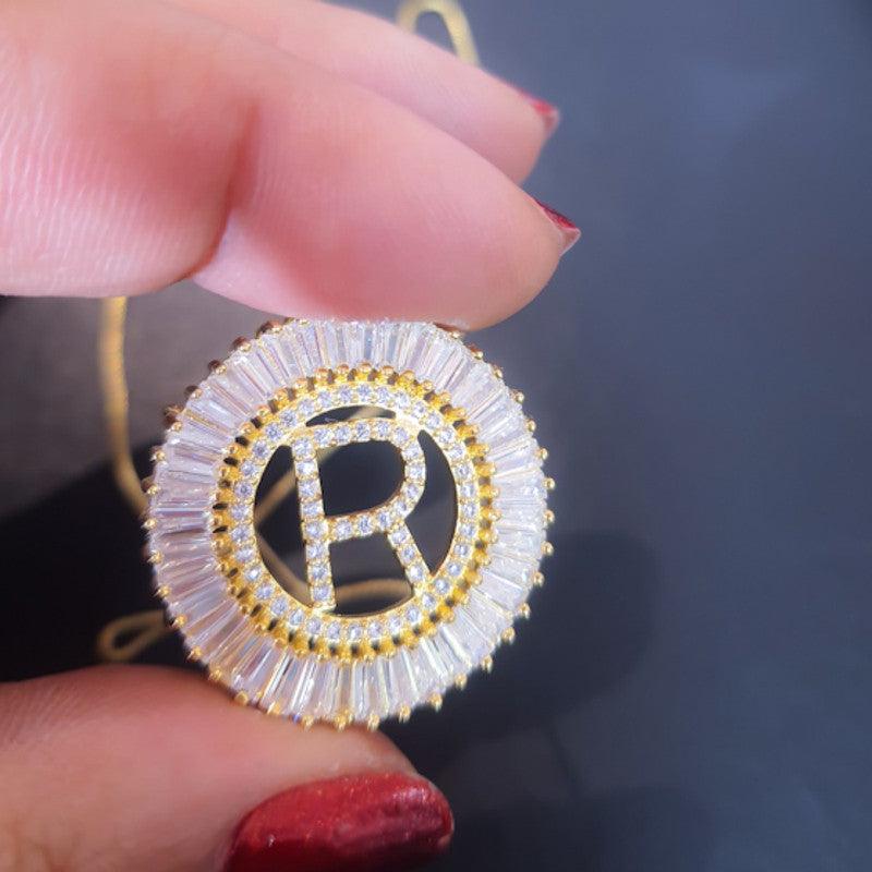 Pingente mandala de letra R folheado a ouro