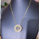 Pingente mandala de letra R folheado a ouro