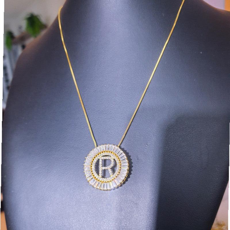 Pingente mandala de letra R folheado a ouro