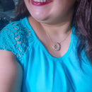 Pingente mandala de letra R folheado a ouro