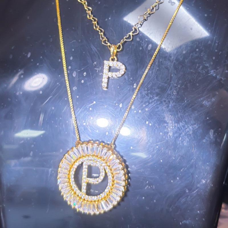 Pingente mandala de letra P folheado a ouro