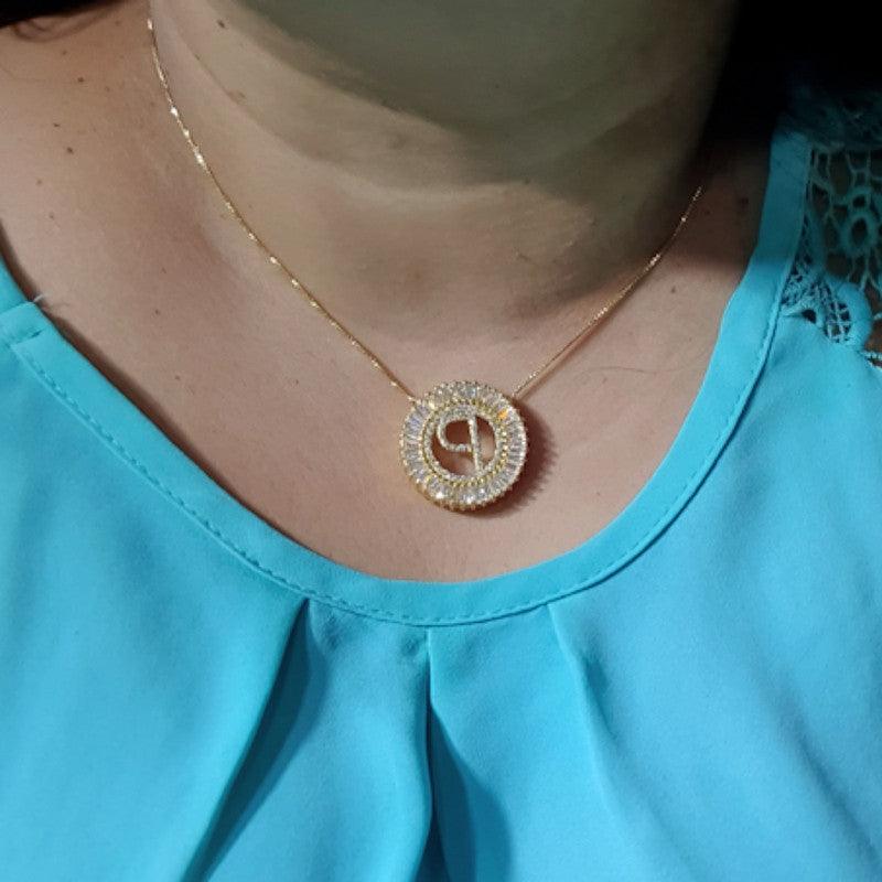 Pingente mandala de letra P folheado a ouro