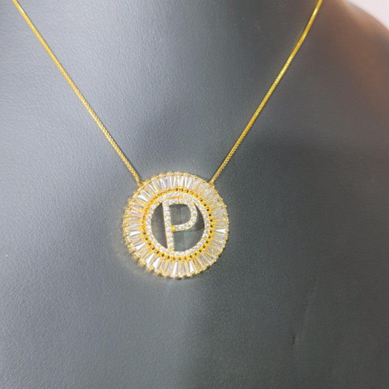 Pingente mandala de letra P folheado a ouro