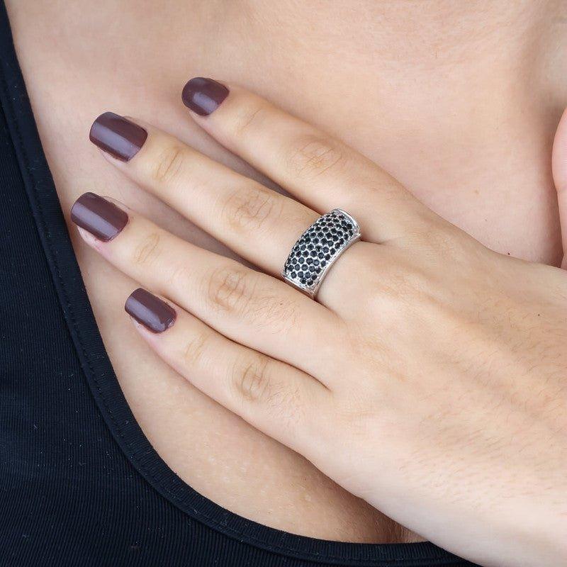 Anel Largo Eva com zirconias onix folheado a rodio