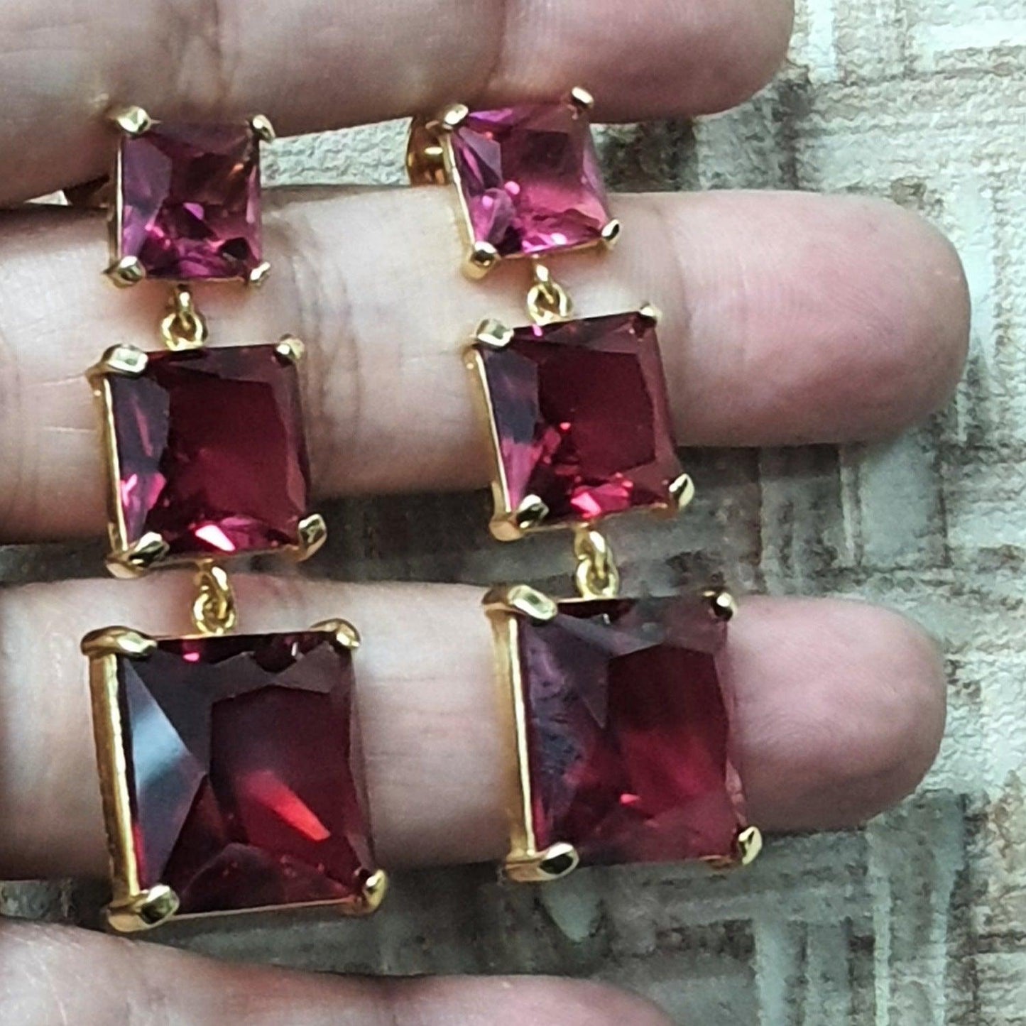 Brinco Beth zirconias marsalas folheado a ouro