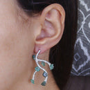 Brinco Eveni com pedras verdes folheado a rodio