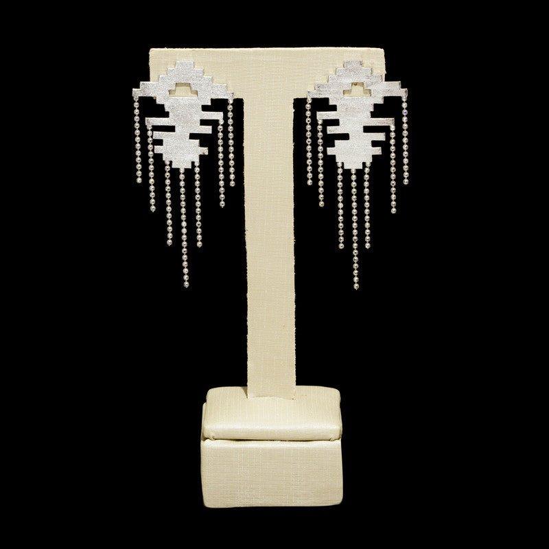 Brinco Holen fosco com correntes folheado a rodio