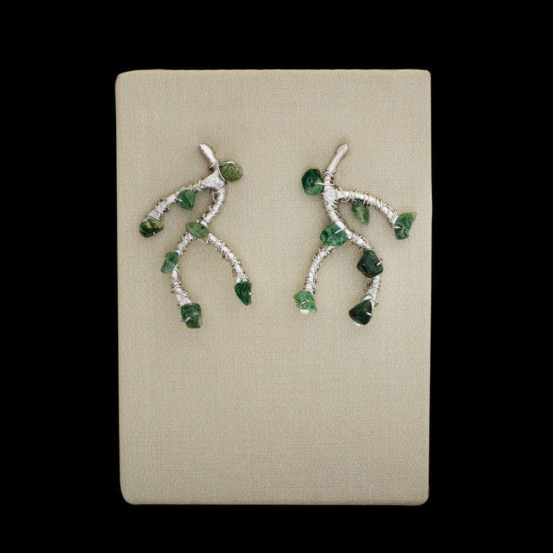 Brinco Eveni com pedras verdes folheado a rodio