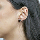 Brinco Cassia Two coração zirconia onix folheado a rodio