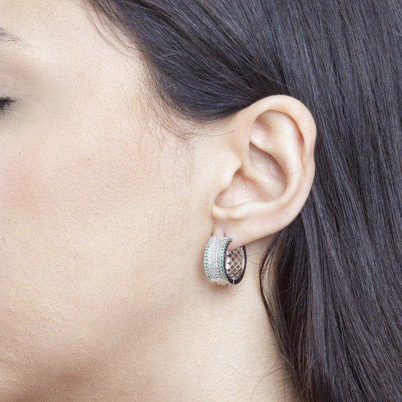 Brinco Emanuely argola microzirconias brancas e esmeraldas folheado a rodio