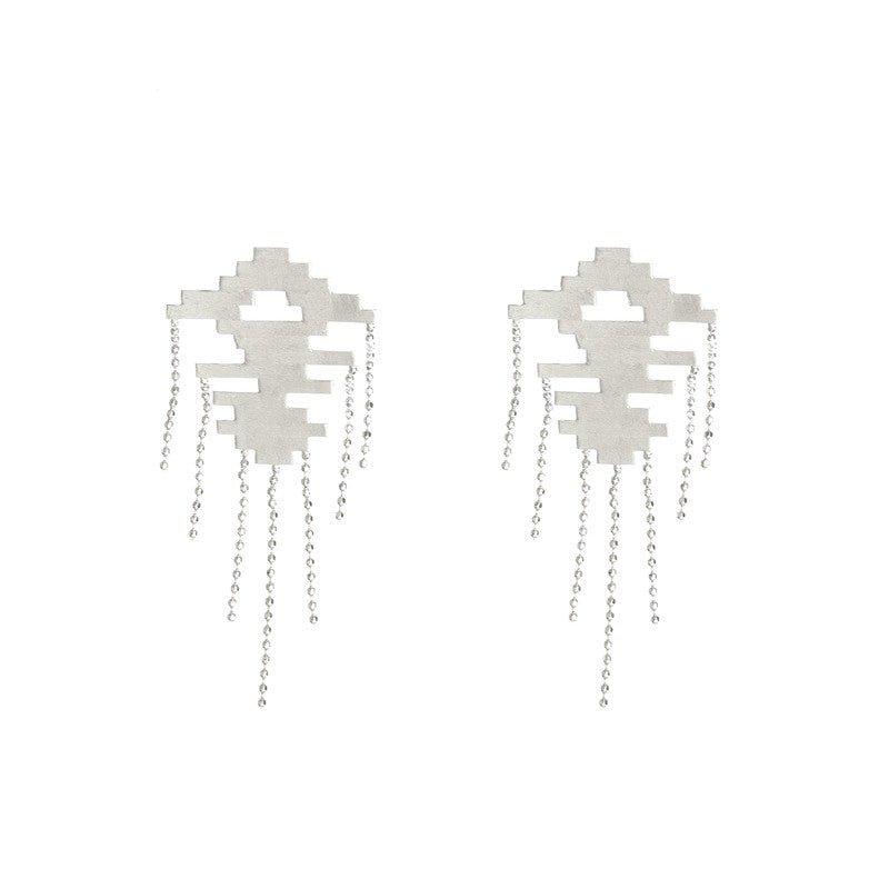 Brinco Holen fosco com correntes folheado a rodio