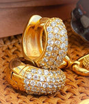 Brinco Suzy Five argola microzirconias brancas folheado a ouro