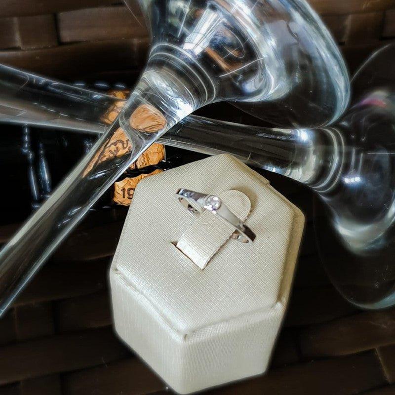 Anel Solitário Alice com zirconias brancas folheado a rodio branco