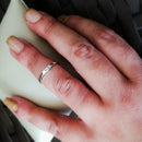 Anel Solitário Alice com zirconias brancas folheado a rodio branco