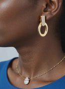 Brinco Orgânico com pedras de zircônias folheado a ouro