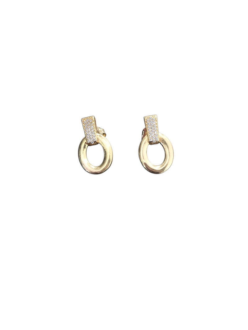 Brinco Orgânico com pedras de zircônias folheado a ouro
