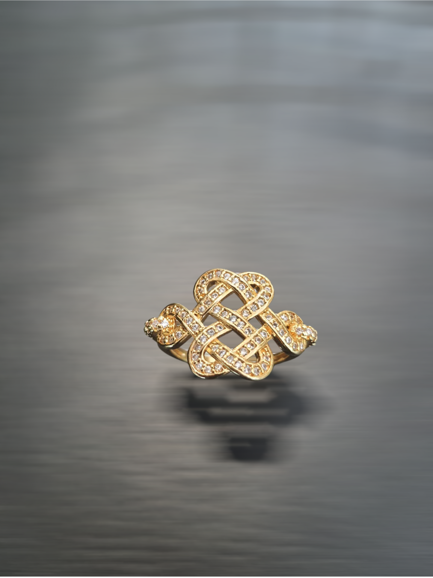 Anel Infinito com pedras de zirconias folheado a ouro