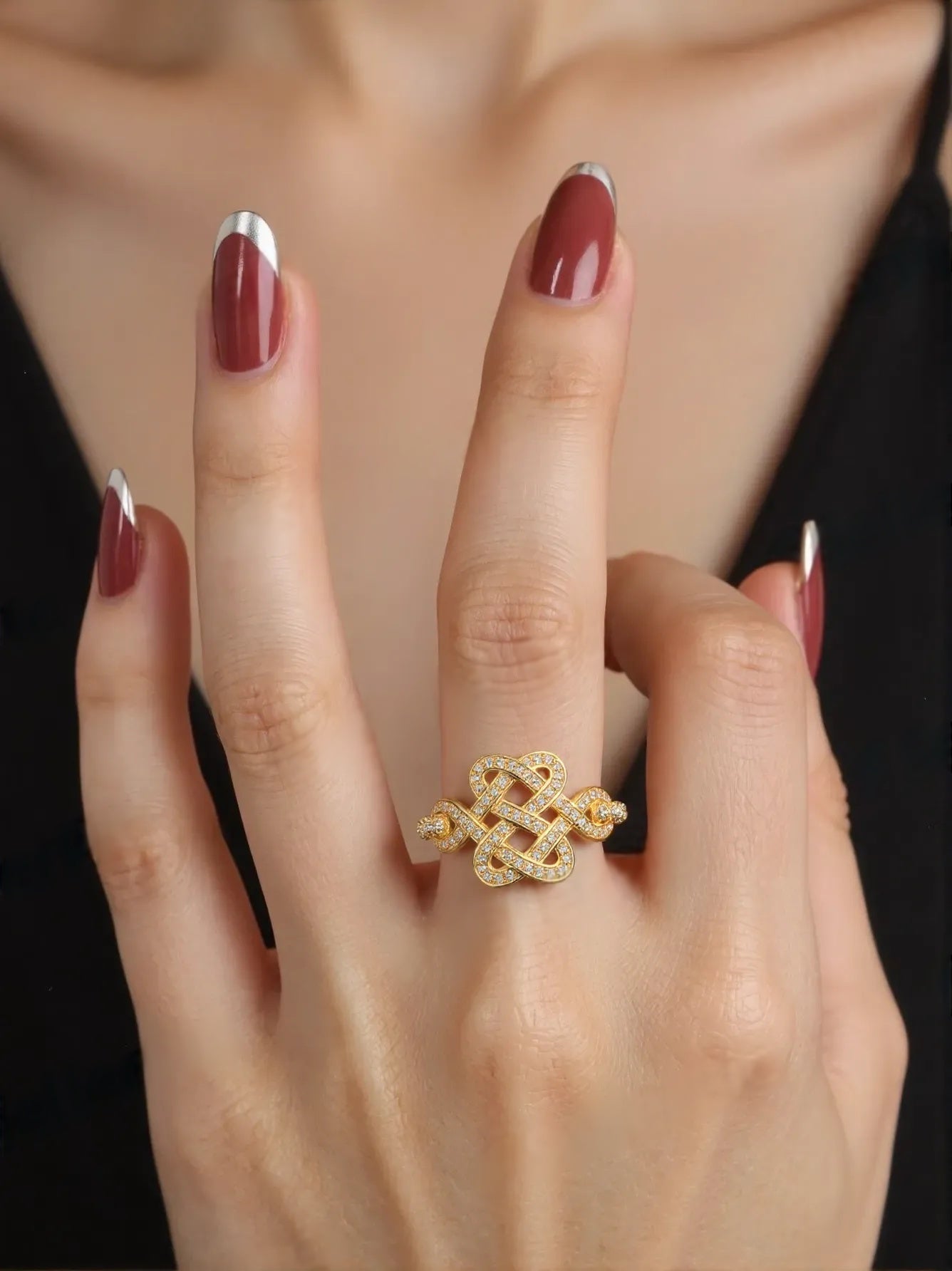 Anel Infinito com pedras de zirconias folheado a ouro