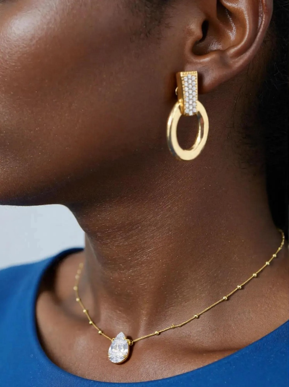 Brinco Orgânico com pedras de zircônias folheado a ouro