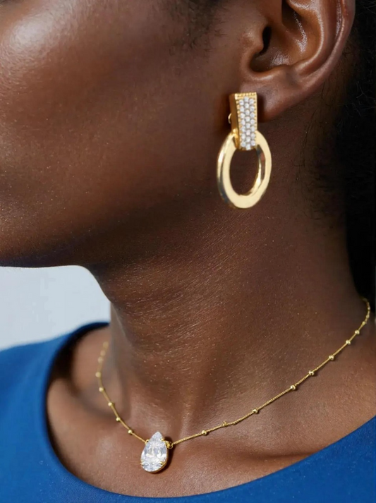 Brinco Orgânico com pedras de zircônias folheado a ouro