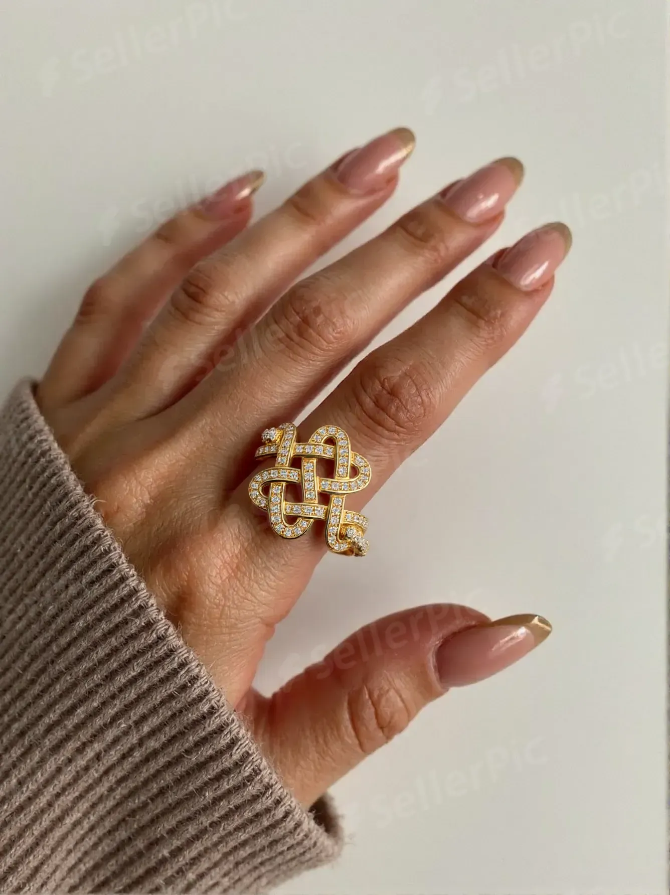 Anel Infinito com pedras de zirconias folheado a ouro